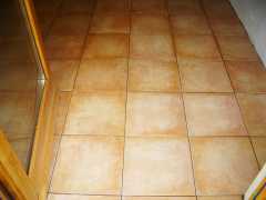 Tiling without grouting in the 'buanderie'.